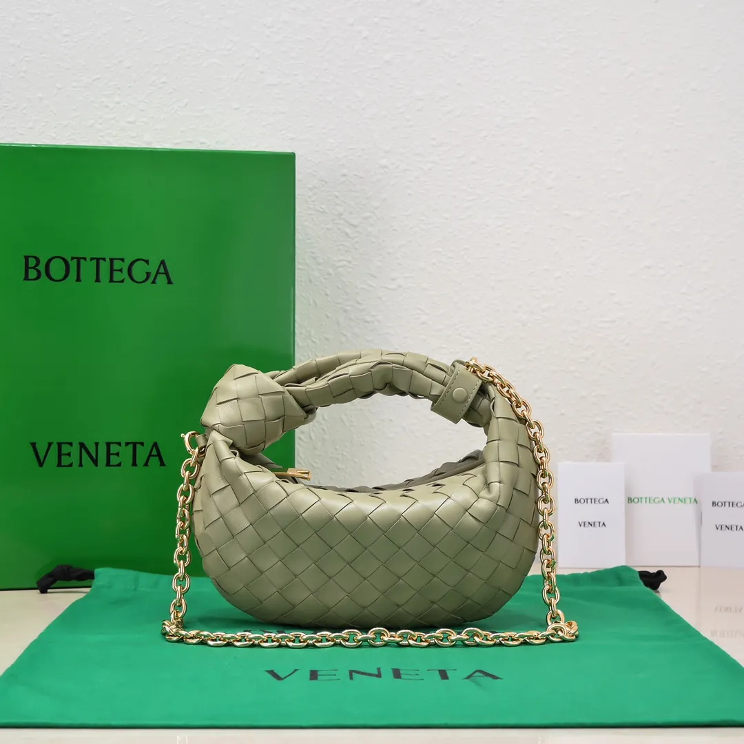 Batch 1220 Ready Stock/Travertine Green Hello everyone, I have a new name, it’s called chain jodie. Jodie’s chain clause ~ can finally be carried on the shoulder. It is based on the original bag type and adds a chain shoulder strap, and it is detachable! It's equivalent to spending one dollar to buy two bags. As the ace cutie of BV family, I really have no choice but to buy one! This bag of ours is really the same as ZP. You can wear it with a small amount of money~ Original sheepskin➕all steel hardware 28×23×8cm, model: 6699-9#